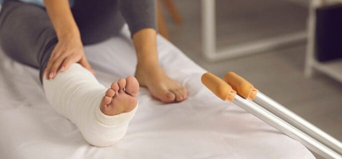 болнични за счупен крак?