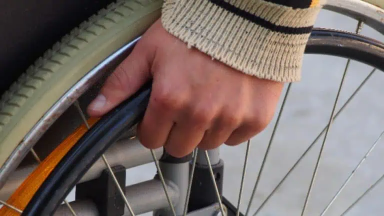 с увреждания