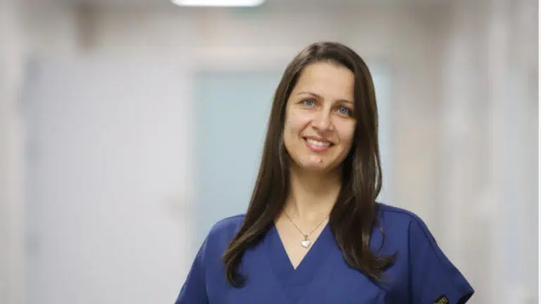 Д-р Адриана Камбурова