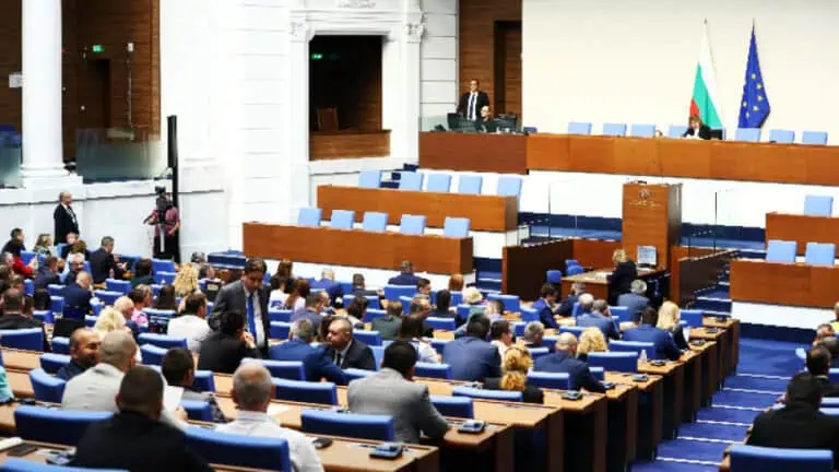 Управляващите отново предлагат заплатите на персонала в болниците да бъдат обвързани с КТД