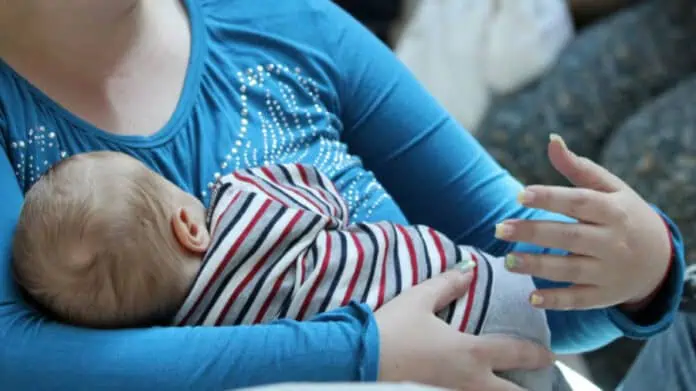 Майките в България са убедени в ползите от кърменето