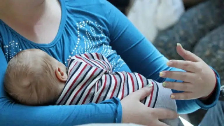 Майките в България са убедени в ползите от кърменето