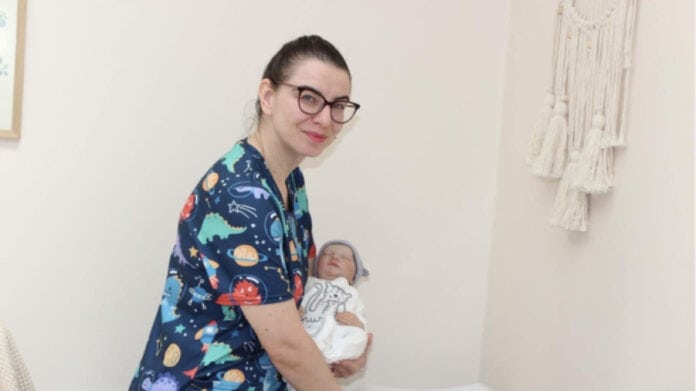 Световната седмица на кърменето в рубриката на БНР - "Вдъхновяващи хора в невдъхновено време" гости са акушерки и лекарски асистент от Българската асоциация на професионалистите по здравни грижи. Защо трябва да се въведе акушерският модел на грижа и да се възвърнат закритите през 2000 година Женски консултации, водени от акушерки? Кой губи от това и кой ще спечели от това да имаме здрави бебета и мотивирани и правилно информирани бременни, родилки и майки? Защо всяка капка от кърмата е жълтица? Връщане на женските консултации и въвеждане на акушерския модел на грижа За ползите от кърменето, за най-големите заблуди и митове на тема "Кърмене" разказват Райна Бояджиева, зам. председател на БАПЗГ, от квотата на акушерките, Инна Ненова, член на Националния съвет по качество на БАПЗГ, Даниела Лютакова, председател на Националния професионален консултативен съвет на акушерките към БАПЗГ и IBCLC консултант по кърмене и вдъхновяващата младите майки - Ася Демирева, лекарски асистент, консултант по кърмене с Международно признат сертификат. Даниела Лютакова, Ася Демирева, Инна Ненова и Райна Бояджиева (от ляво на дясно) Даниела Лютакова, Ася Демирева, Инна Ненова и Райна Бояджиева (от ляво на дясно) Кърми ли българската майка "Тенденцията от 2010 г. насам сочи, че майките у нас кърмят все по-често и все повече повече. Майките все повече се интересуват от кърменето, от храненето, от това колко е важно една професионално обучена акушерка да стои до майката, за да я подкрепя, както и колко е важна подкрепящата среда като цяло в семейството. Термин като млякото не ми достига или намалява, не съществува. Не трябва с лека ръка да се пристъпва към заместителите на майчина кърма, а да се направи всичко възможно майката да се успокои и да знае, че млякото отново ще тръгне, каза за БНР Райна Бояджиева. "Българката е силно мотивирана да кърми още в първите часове след раждането на бебето, тя идва при нас с конкретни въпроси как да се подготвят за кърменето, какви трудности биха срещнали и как биха могли да ги преодолеят, допълни Инна Ненова. "В началото над 80 на сто българките имат желание да кърмят, процент по висок от този за Европа. Но след 5 - 6 месец на бебето тези проценти абсолютно "катастрофират" и се наблюдава голям спад. "Нишката някъде се къса" и може би това се дължи и на липсата на цялостен модел за подкрепа на кърменето, сподели Даниела Лютакова. "Кърмата не спира, добре инициираната кърма не спира. Природата не може да заложи в нас програма ние "да убием бебето си", спирайки кърмата ни. Добре лактиращите гърди не спират да лактират, докато майката иска. Много често се шегуваме, че и "до сватба" може... Извън това обаче, трябва да кажем, че хормоналните проблеми в населението нарастват. Ние в момента работим с дами, които имат изключителни нива на метаболитни проблеми, на инсулинова резистентност, на поликистозни яйчници, на щитовидни проблеми, които биха могли да са проблем при кърменето. При жени със съвкупност от тези три състояния може да се наблюдава недоразвита млечна жлеза още в хода на пубертета, недостиг на тъкан, която да е работеща...това са начални проблеми при тези жени. При тях бебета още на третата седмица спират да могат да имат млякото, от което се нуждаят, изтъкна Ася Демирева. Райна Бояджиева Райна Бояджиева Chat GPT и най-големите митове за кърменето - "Има ли мляко от коприва?" "Най-големите митове са свързани с кърменето. Един от тях е, че кърмата ми спира, млякото ми е намаляло, каза Райна Бояджиева. Голям проблем е също използването на Chat GPT и социалните мрежи, а не научно доказана информация за кърменето. "Моят любим мит е, че кърмата ми е станала не хранителна. Такова понятие не съществува. Тя остава постоянна по отношение на хранителен състав, независимо дали на майката й се струва, че не е толкова гъста, че е рядка, допълни Инна Ненова. "Моите топ митове са свързани с продължителността на кърменето или кърмене до естествен срок. За съжаление при мен има доста жени, които споделят, че са подложени на напрежение и доста критик, както от специалисти около тях и близки, че трябва да приключат с кърменето на произволни моменти. Този натиск започва много силно с първия рожден ден на детето. Тези жени биват обвинявани, че те - "Крали Марко ли ще гледат?" и т.н. Дори им се обяснява, че те вредят на детето си. Това особено касае кърменето на момченцата. Продължаващото кърмене се сочи "като присъда" - че майките ще навредят на детето, че им дават кърма, която не е хранителна, или е развалена, или е вредна, като това е особено упорит мит към кърменето след една година на момчетата, че нещо "психологически и здравно ще им се навреди", разказа за БНР Даниела Лютакова. "Мога да напиша роман за митовете около кърменето, но един от тях е покъртителен - ако отида на плаж, водата от мен ще се изпари и ще остане гъста течност, аз ще пускам сметана и ще направя запушвания, ако се пека на слънце, ще ми се запушат гърдите, ще ми се вкисне кърмата... Имах въпрос от една дама, след което плаках след тази консултация, защото толкова вина има вменена в майките. Въпросът беше следният - тя кърми първото си дете до 40 ден, но не се справя, има достатъчно кърма, но получава грешни съвети, от сорта - ако една нощ не си кърмил бебето, но дадеш след това втори път - то е повторче и ще урочасва...Това е традиционно. Тоест - веднъж отбито бебе не се започва да се кърми отново. Тази дама обаче забременява отново, когато първото бебе е на три месеца, от гърдите й започва да тече мляко и тя казва - "Това застояло мляко ли е от предното ми кърмене и мога ли в началото на кърменето на следващото ми бебе аз да му дам кърмата, тя дали ще има същите качества, защото в моите гърди сега има мляко и това мляко може да е развалено?! Тук обикновено разяснявам, че урината и кръвта не се вкисват, по-същия начин е с кърмата...това за за мен беше изумително докъде околните хора могат да смачкат увереността на една майка...?!", разказа Ася Демирева и с болка, и с тъга, и с негодувание. Инна Ненова Инна Ненова Научните данни за кърменето и за ползите от кърменето за бебето и майката - кърмата е най-добрият старт в живота на твоето бебе - най-добрият начин да се стимулира една гърда, е когато се поставя по-често бебето на нея - няма проблем в продължителното кърмене - СЗО насърчава изключителното кърмене до 6 месеца, а след това може да продължи подкрепящо до две години или до по-късно, ако майката и детето желаят - кърмата не се разваля, не се вкисва - вечната близост с децата става чрез директното кърмене - това е хранене в прегръдка, което гарантира спокоен сън на бебето, антитела за бебето - няма проблем за жените, които кърмят с шише, но това трябва да е в прегръдка - бебето казва - Гушкай ме, дай ми тази близост с "кърмаческите стачки", когато бебето отказва да суче в будно състояние - кърменето е златният стандарт за прегръдката завинаги - бебето не е нужно да се кърми по график, а на "поискване" - кърми се около 10-12 пъти в денонощие през първата седмица, а след това 8 до 10 пъти на денонощие - памперсът (урината) е показател за кърменето и оводняването на бебето - не се дава вода по време на кърмаческия период до 6 месец - изплакването на устата на бебето с вода след кърменето не е нужно - не е показател т.нар. пробно кърмене и поставянето на кантар преди и след кърменето за това дали бебето се е нахранило или дали кърмата е била достатъчна - сокчета да започват да се дават след годинка на бебето, съветват стоматолозите, заради високото киселинното и захарно съдържание на сока - по-добре е да се дава след 6 месец цял плод, за да приема бебето и фибрите - препоръчително е бебето да е изключително на кърма до 6 месец, след това може да се добавя адаптирано мляко и вода, ако има нужда и това е индивидуално според надаването на бебето - намаляване на процентите от развитие на рак на гърдата или на яйчниците при майката - намаляване на тежка следродилната депресия - установява се трайна връзка с бебето - докато кърми майката, тя трябва да се храни разнообразно, като избягва кофеин, алкохол и непоносимост към дадени храни, ако има алергии Инна Ненова Инна Ненова Защо е важно да има продължаващо обучение на акушерките "Защото понякога има майки, които са по-образовани от някои акушерки. Ние от Българската асоциация на професионалистите по здравни грижи, МУ също, провеждаме продължаващо обучение, но е важно да има Специални програми за уеднаквяване на информацията, която трябва да бъде поднасяна на майките. Няма и дисциплина, посветена на Кърменето, но все пак последните години осъществихме "квантов скок" по отношение на кърменето. Има новости, знаем много, но прехода от науката към обучението не става лесно и веднага. Това е всъщност нашата цел - да поставим на фокус темата, че трябва всички заедно да вървим към въвеждането на модел за подкрепа на кърменето на по-съвременно ниво, защото не само в Седмицата на кърменето да говорим за това. Инициативите, споделянето на опит, на добри практики, са мотивацията ни, но не винаги имаме възможност да следим всички новости. Но кризата удари и акушерското съсловие. По данни на МЗ и от регистъра на съсловната организация акушерките у нас са почти 4000 и те според здравните власти са напълно достатъчни за майките у нас. Само че, 20 на сто са в пенсионна и пред пенсионна възраст. А тук не е отчетен проблемът, че много от акушерките в тази бройка работят като медицински сестри, не като акушерки. Това е заради ниското заплащане, което варира в различните болници, като най-тежко е положението в Северозападна България, където заплатите могат да бъдат между 1200 - 1300 лв....което никак не е мотивиращо. Да, ние "врим и кипим" в тази професия, една акушерка може да обслужва между 10 - до 20 жени, затова и често не може да се провеждат качествени консултации по кърмене за всяка родилка .Защото тези консултации трябва да бъдат между 25 минути и един час. Затова нещата често стават хаотични, но когато имаме възможност, сядаме до жената и помагаме с кърменето, споделиха акушерките. Днес те настояват за връщане на Женските консултации и патронажни грижи от акушерките - те да могат отново да посещават дома на бебето до 6 месец и те да съветват и подкрепят бременната и родилата вече жена. "Затова се борим днес - да си върнем Женските консултации, водени от акушерката, а не от общопрактикуващия лекар или АГ - специалиста. Засега подкрепа на институционално ниво - НЗОК, МЗ, БЛС - нямаме. Както и за възможности за финансиране от държавата на акушерските практики и акушерския модел на грижа. Но усмивката на бебешко личице, което се кърми, е нашето вдъхновение и означава, че усилията, които си дал дни наред за тази майка, са си стрували. Кърмата е готова топла храна, в необходимото количество и качество по всяко време и навсякъде за твоето бебе - това е най- голямото удобство, близост и икономически рентабилното състояние за теб и твоето бебе. Освен това кърмещата майка си възвръща по-лесно формата си от преди раждането. Затова, майки, слушайте своите акушерки, обобщиха за БНР Райна Бояджиева, Инна Ненова, Даниела Лютакова и Ася Демирева.