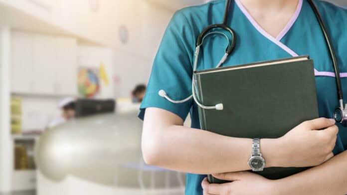 Специалистите по здравни грижи остават в протестна готовност