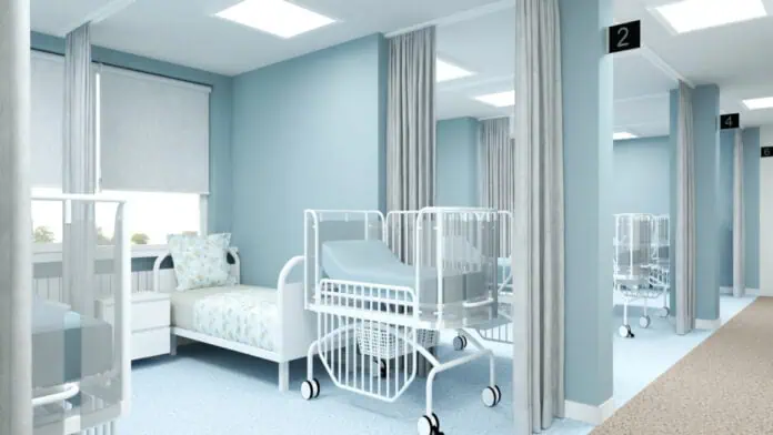 Болнична стая. Осигурена е съвременна и чиста среда за пациентите, с легла, прозрачни завеси и оборудване за грижа.